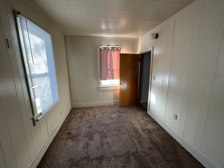 Building Photo - 1897 E Newberry St