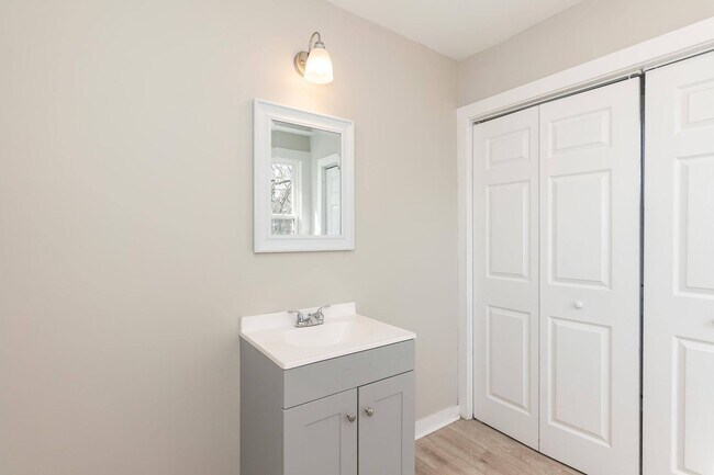 Building Photo - Gorgeous Three Bedroom Home!