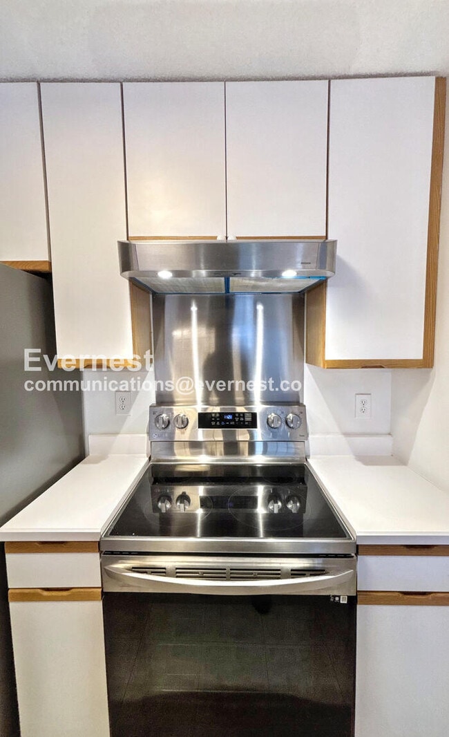 Building Photo - Spacious Condo with Modern Amenities and Garage Parking