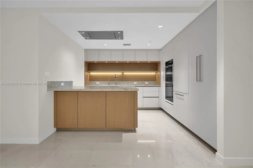 Building Photo - 1135 Bay Dr