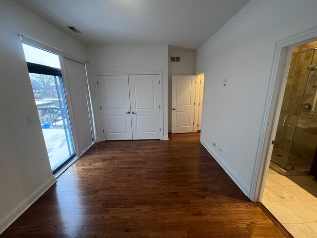 Building Photo - 5644 N California Ave