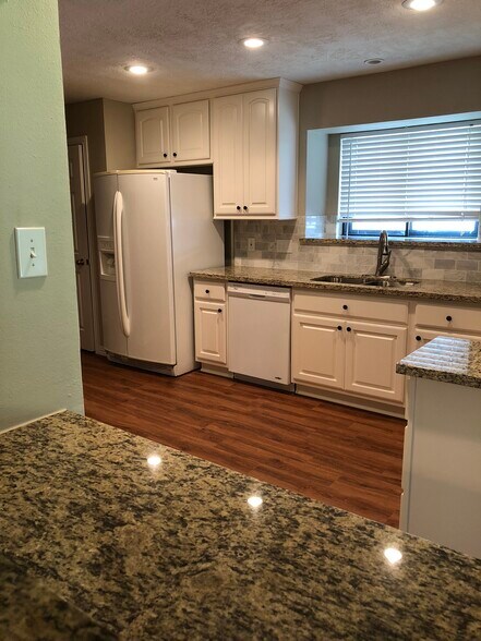 Kitchen - 22014 Shady Valley Dr