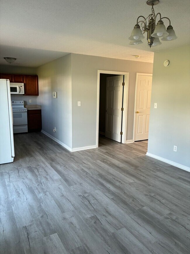 Building Photo - Delightful 2 bedroom 2.5 bath located in Hubert. Just a short drive to Camp Lejeune, area beaches...