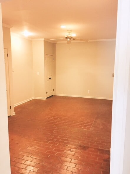 Building Photo - 2028 Hazel Hedge Ln