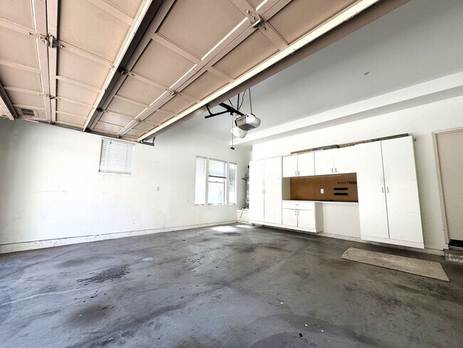 Building Photo - Beautiful 3Bd/2.5Ba Spacious Home in Tustin!