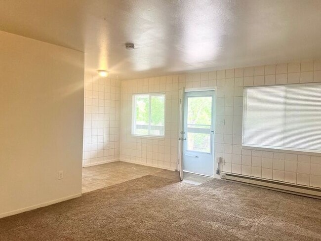 Building Photo - 2 WEEKS FREE! One-bedroom Apartment Near City Park! UTILITIES INCLUDED Gas/Trash/Water/Sewer