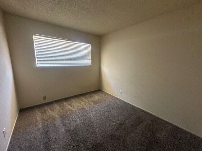 Building Photo - 3 bedroom  2 bath for rent