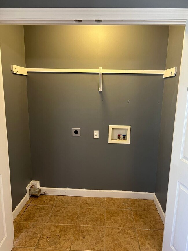 Building Photo - 4 bedroom, 2 bathroom, car garage townhouse