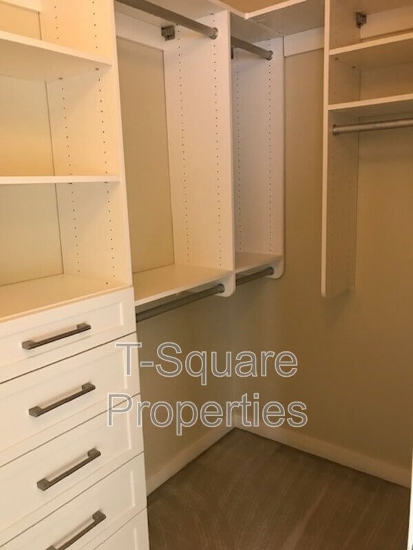 Building Photo - 13824 N Creek Dr