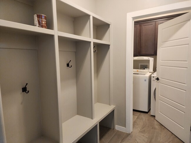 Building Photo - 6040 Arosa St