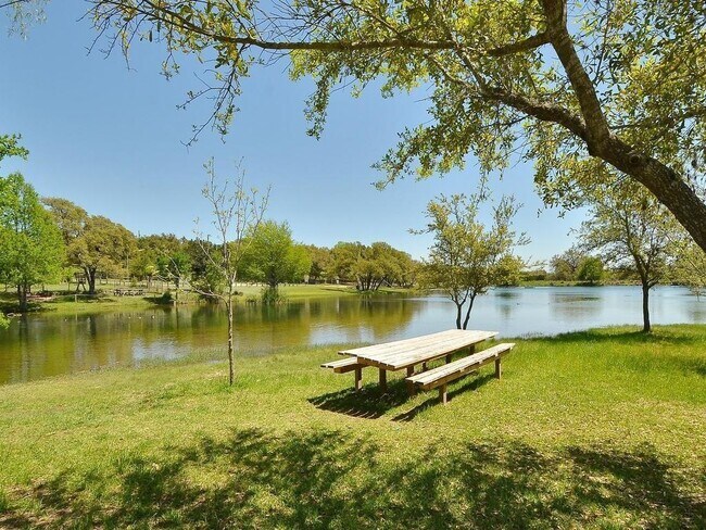 Building Photo - 17215 Oak Cliff Cir