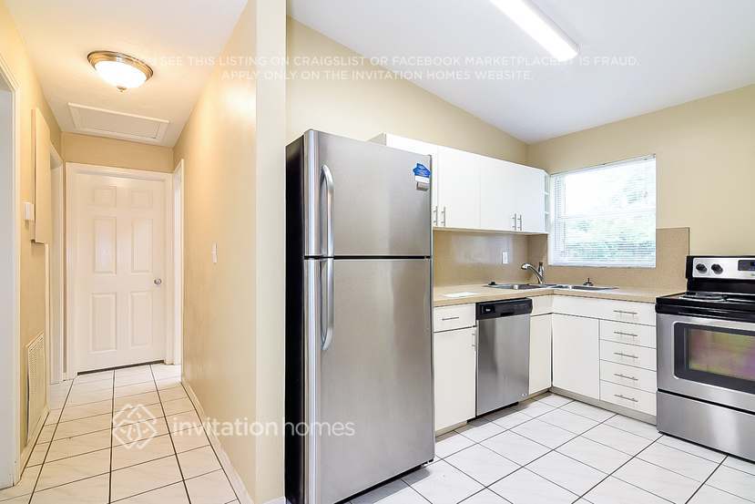 Building Photo - 813 E River Dr
