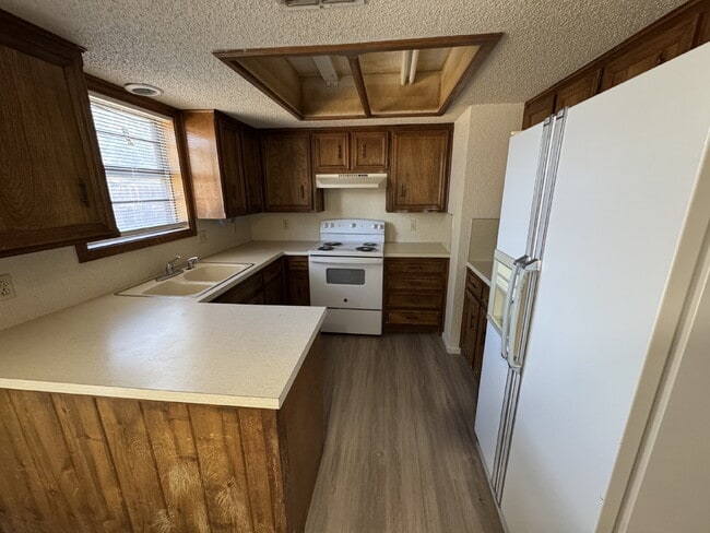 Building Photo - Beautiful 2-Bedroom Duplex with Fireplace!