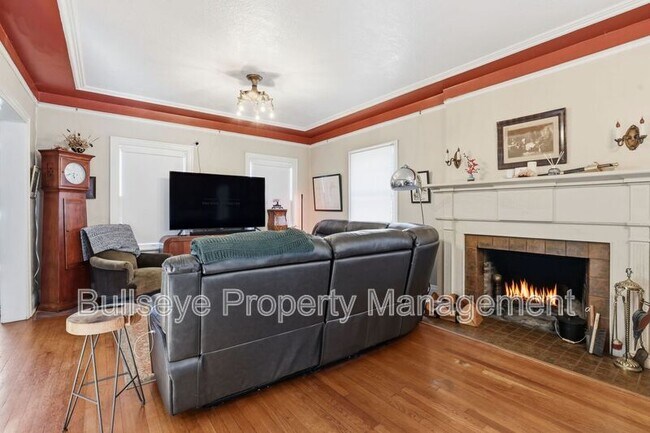 Building Photo - 525 W Lynwood St