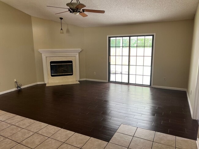 Building Photo - 3 bedroom 2 bath beauty