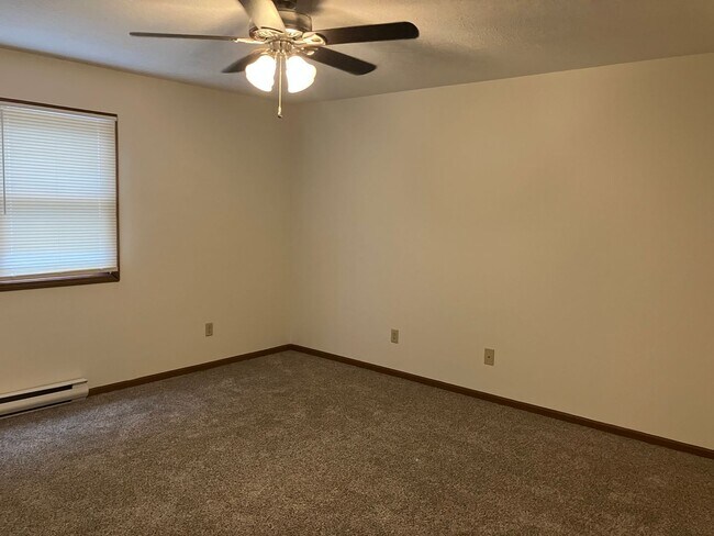 Building Photo - Troy Crossing - 2 Bedroom & 1.5 Bath Townh...