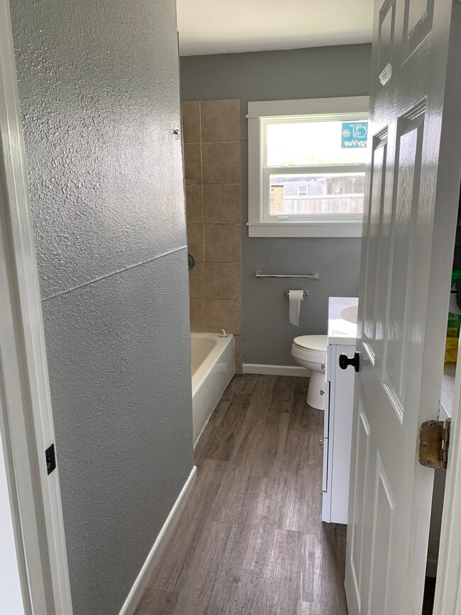 Building Photo - 622 Lansdown Dr