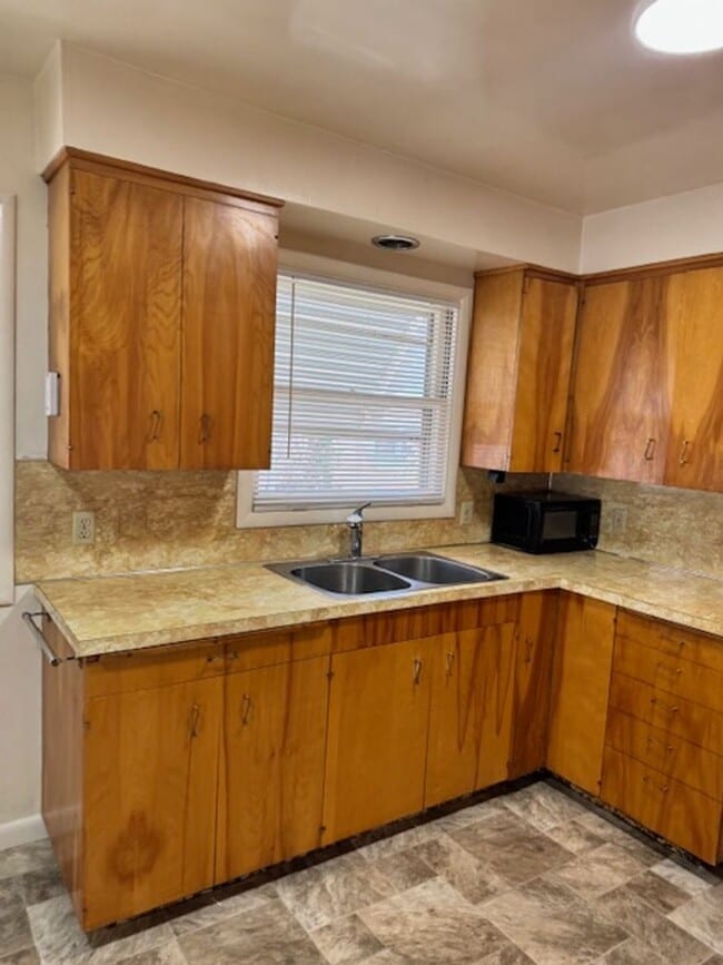 Building Photo - SINGLE LEVEL, 3 BEDROOM HOME WITH DETACHED...