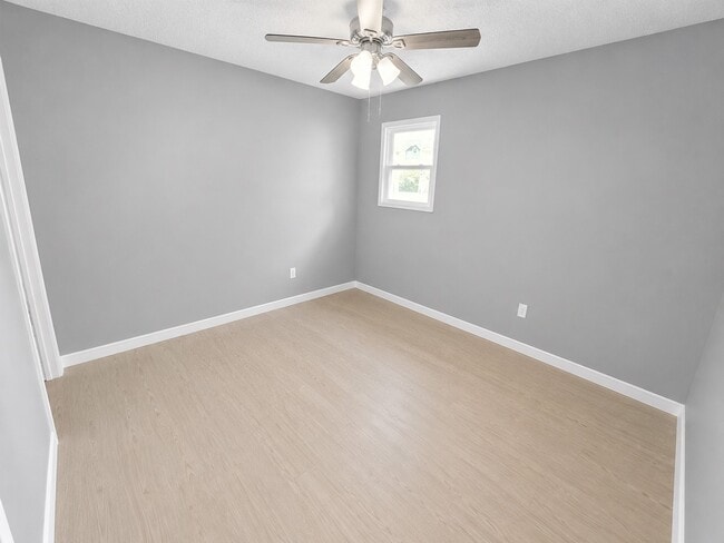 Building Photo - 227 Live Oak Ln