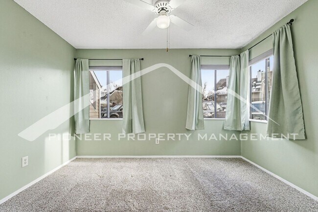 Building Photo - Charming Condo with Washer/Dryer and Gas Fireplace