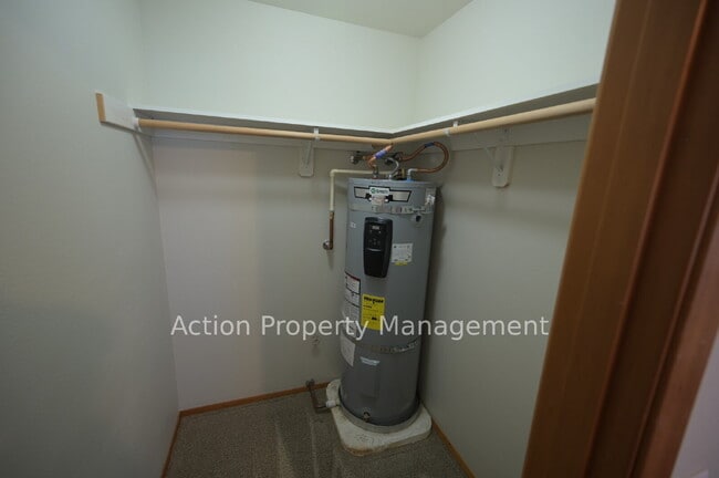 Building Photo - 2 bed 1 bath apartment in Port Angeles, close to Peninsula College and the Olympic National Par