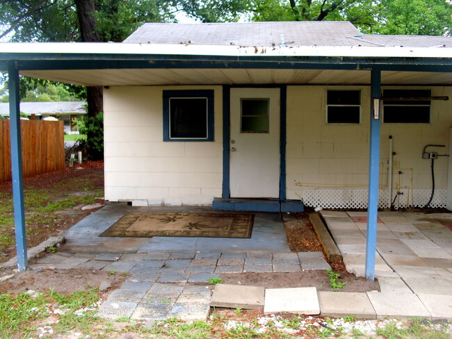 Building Photo - Cute 2BR Duplex in Zephyrhills