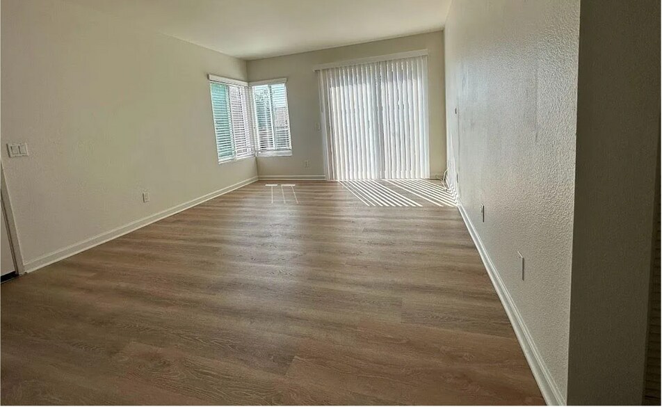 Living room - 870 S Rancho Santa Fe Rd