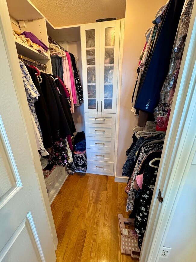 Building Photo - NO FEE!!  1 bed penthouse in Back Bay elevator building with doorman!