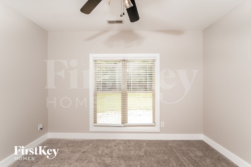 Building Photo - 15 Field Ln