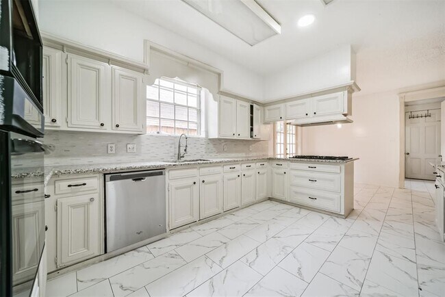Building Photo - 15738 Fleetwood Oaks Dr