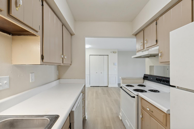 Building Photo - 5560 Heatherdowns Blvd