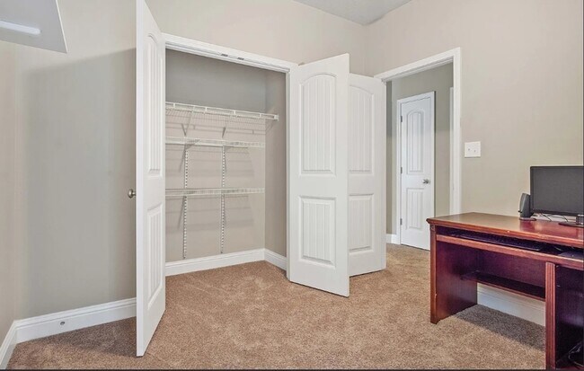 Building Photo - 2492 Bentridge Dr W