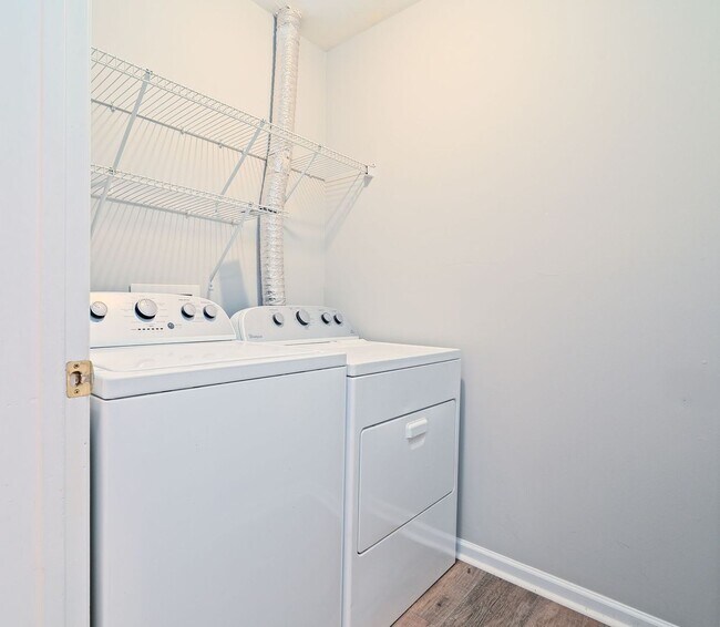 Building Photo - Stylish Comfort in a Prime Location!