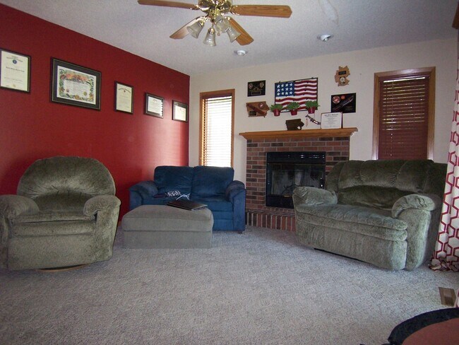 Building Photo - Available March 15! Beautiful 3 Bedroom Home in the Gilbert School District