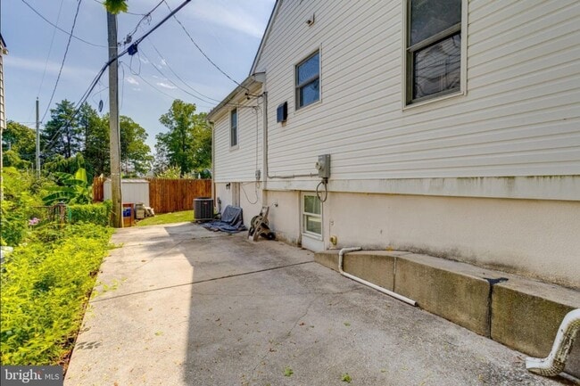 Building Photo - 905 Regester Ave
