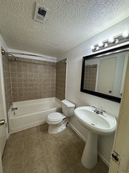 Building Photo - 13002 Leader St