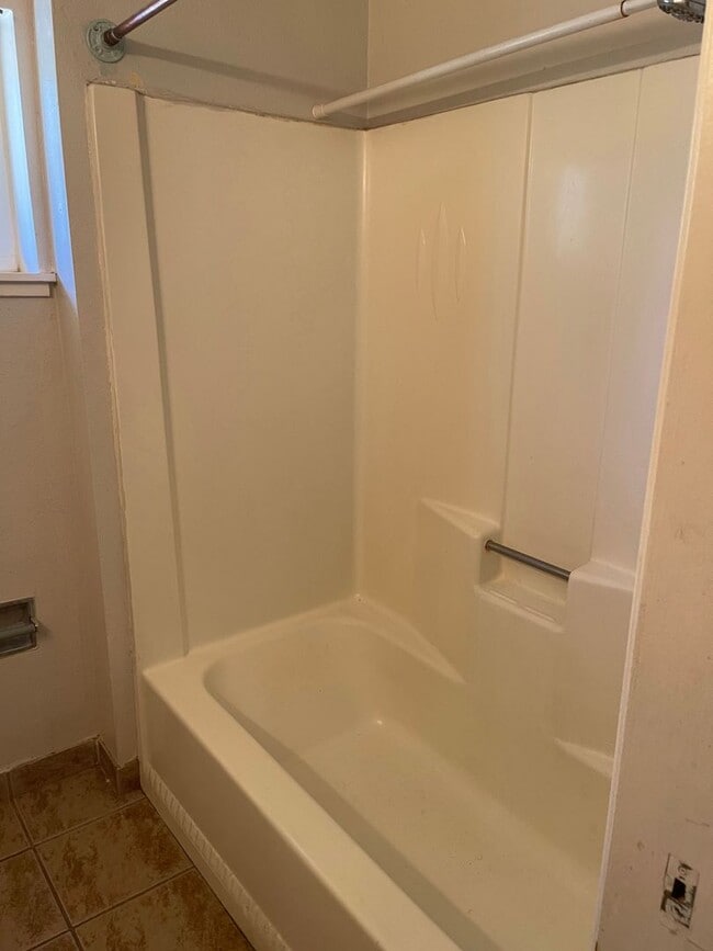 Building Photo - 5 Bedroom, 3 Bath Home in East Davis