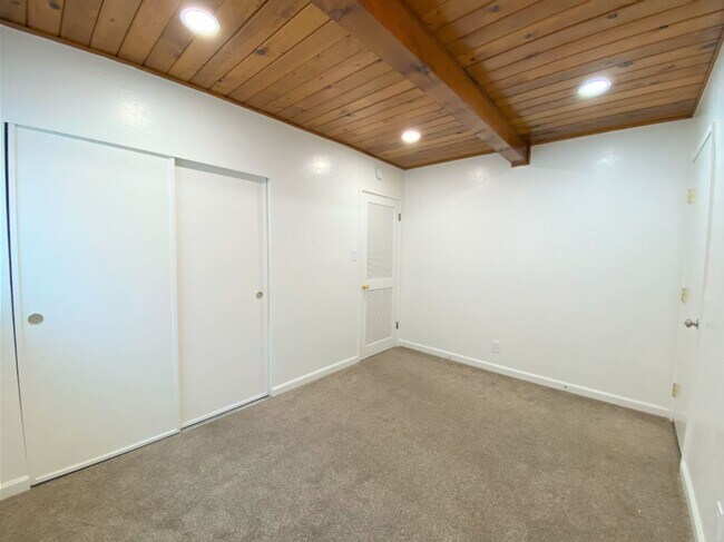 Building Photo - 605 Barney St