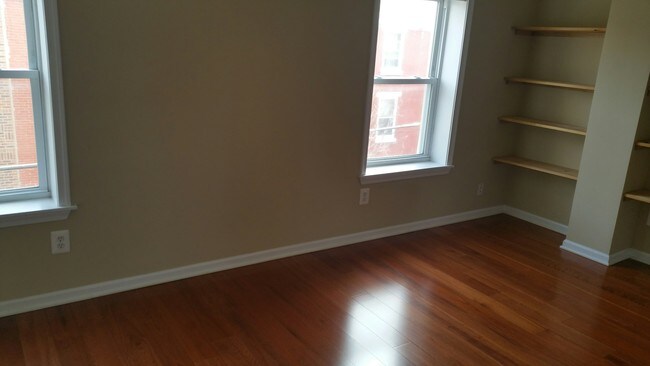 Building Photo - 944 N Randolph St