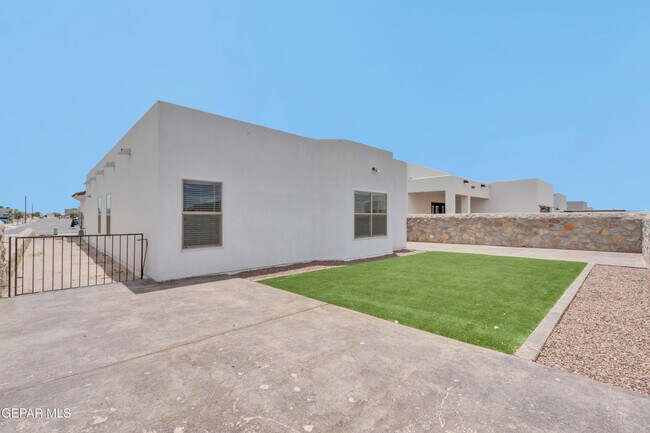 Building Photo - 13095 Emerald Hls Ave