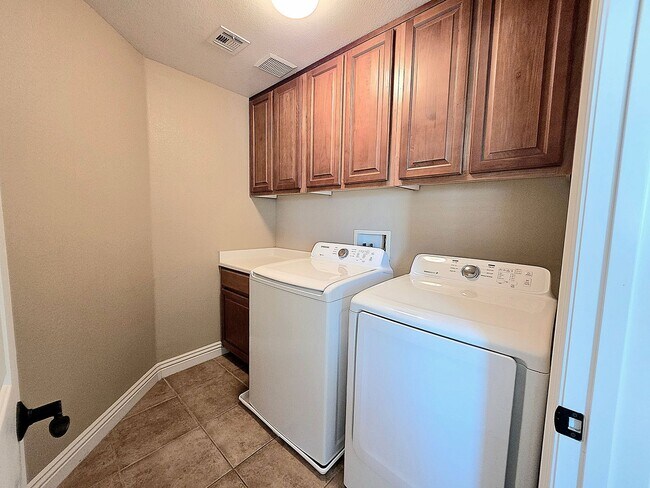 Building Photo - Three-bedroom Single Family