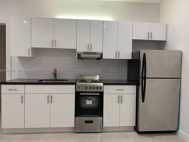 Building Photo - 319 W 28th St