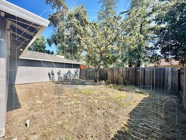 Building Photo - 5530 Fox Sparrow Ct