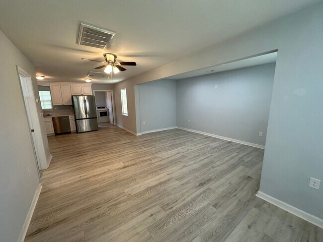 Building Photo - 2 Bed 2 Bath House
