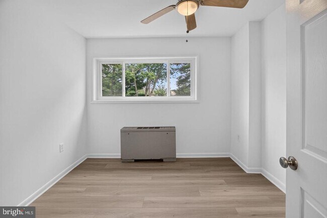 Building Photo - 7400 Lakeview Dr