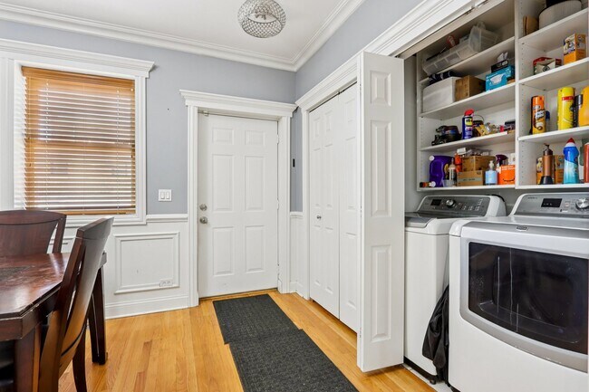 Building Photo - 3432 S Prairie Ave