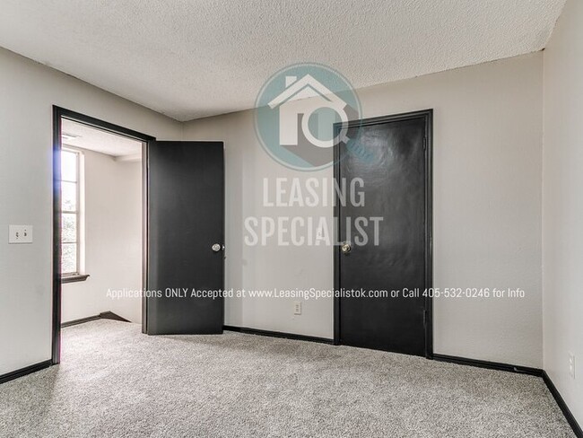 Building Photo - Spacious Updated 3 Bed 2 bath Home