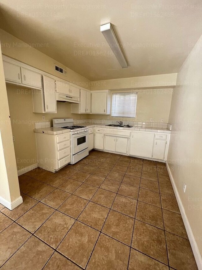 Building Photo - 2 bedroom, 1.5 bathroom townhouse.