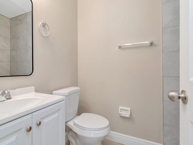 Building Photo - Stunning Newly Renovated 3-Bedroom, 2-Bath Duplex in Prime Bradenton Location!