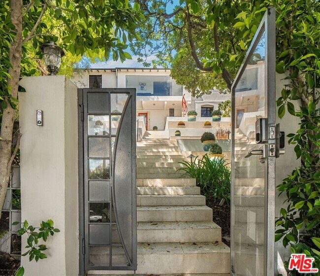 Building Photo - 1323 Club View Dr